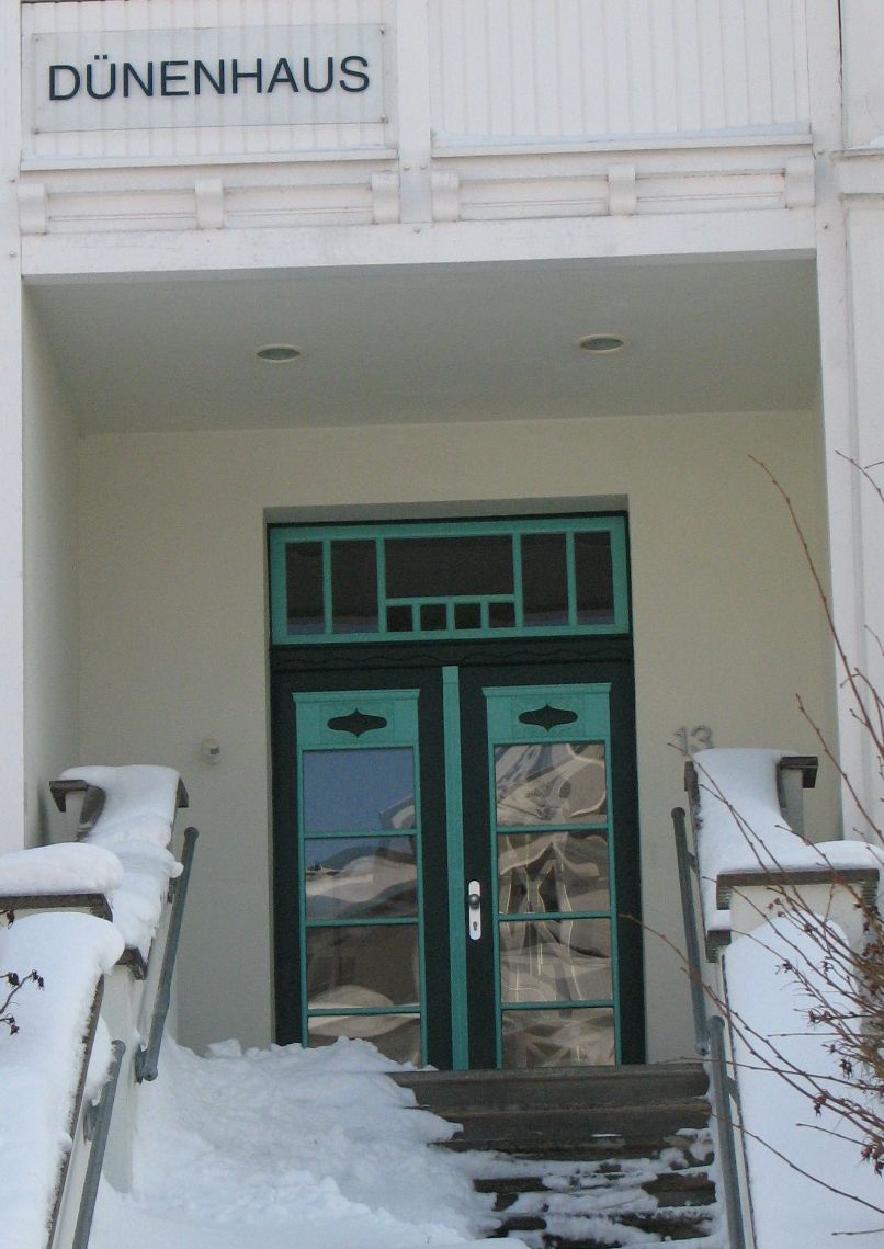 DNENHAUS Eingangstreppe mit Schnee